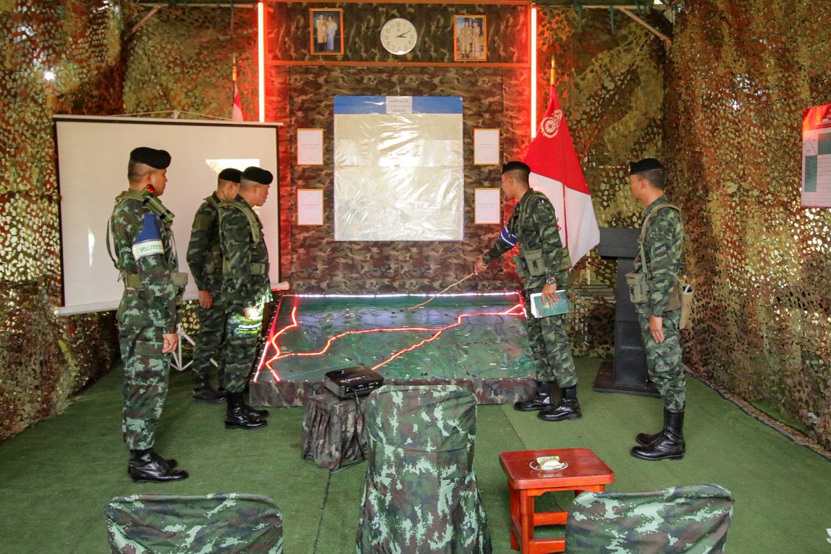 Infantry1000_2's tweet photo. "ร.15 พัน.2 ให้การต้อนรับ เสธ.ร.15 ตรวจเยี่ยมการฝึกเป็นหน่วยกองร้อย ประจำ 2566 สถานีการเข้าตี และเข้ารับฟังบรรยายสรุป พร้อมได้ให้คำแนะนำการฝึก เน้นย้ำความปลอดภัย ณ พื้นที่การฝึก วัดเขาสามหน่วย จว.ก.บ.

#ร15พัน2ไม่เป็นรองใคร
#ศูนย์ประชาสัมพันธ์กองพันทหารราบที่2กรมทหารราบที่15 https://t.co/jqcKQro8YB