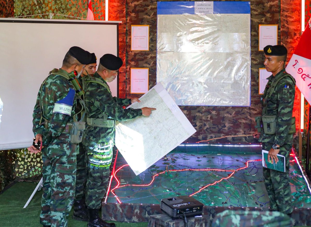 Infantry1000_2's tweet photo. "ร.15 พัน.2 ให้การต้อนรับ เสธ.ร.15 ตรวจเยี่ยมการฝึกเป็นหน่วยกองร้อย ประจำ 2566 สถานีการเข้าตี และเข้ารับฟังบรรยายสรุป พร้อมได้ให้คำแนะนำการฝึก เน้นย้ำความปลอดภัย ณ พื้นที่การฝึก วัดเขาสามหน่วย จว.ก.บ.

#ร15พัน2ไม่เป็นรองใคร
#ศูนย์ประชาสัมพันธ์กองพันทหารราบที่2กรมทหารราบที่15 https://t.co/jqcKQro8YB