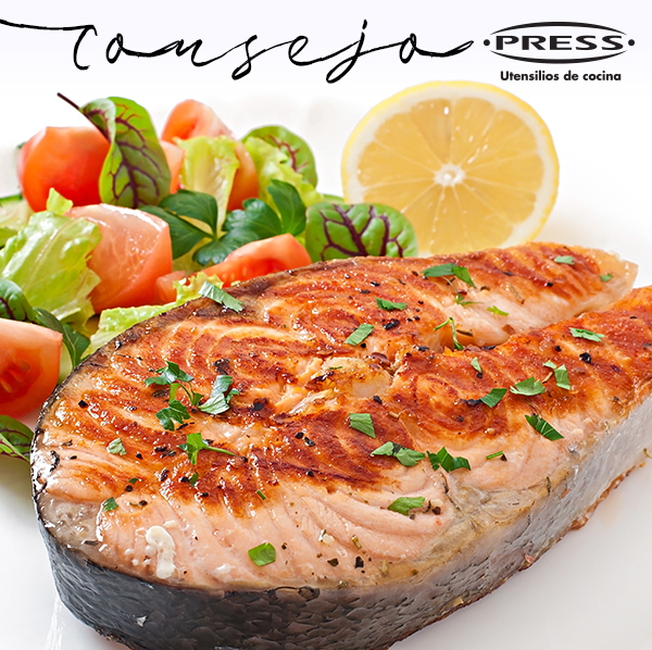 El salmón tiene una carne delicada que requiere poca cocción. Sazónalo y cocínalo durante 3 minutos por cada lado. O si lo prefieres, cocínalo a fuego lento por un solo lado durante 8 o 10 minutos.

#ConsejoDecocina #Comida