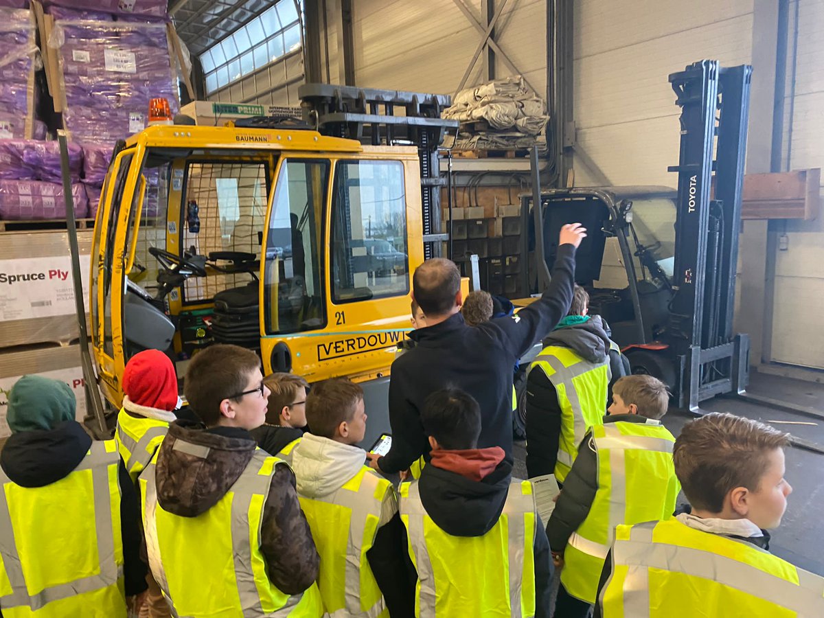 DriestarCollege's tweet photo. TECHNIEK // Brugklassers vmbo-gt waren vandaag te gast bij @VerdouwBouw . Deze excursie sluit mooi aan bij de lessen techniek. Bedankt voor de gastvrijheid!

#verdouwgouderak #techniek #gebouwalfa #vmbogt #vmbogt1 #driestargouda #driestar #Gouda https://t.co/n1ynY1f1Ry