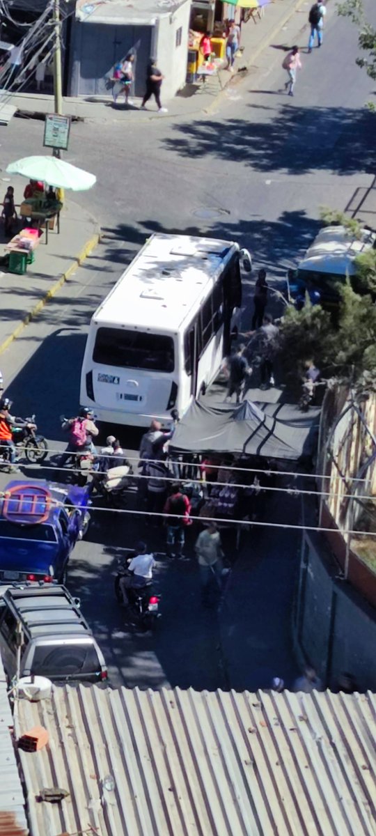 deivisbc2010's tweet photo. Se creen dueños de las calles. Reubiquen y quiten a esos buhoneros. Hacen provocar incidentes en vía pública. @RADIOMACARAO @radiomacaraofm @NTN24ve @Veneviolence @UNoticias @0800POLINAC https://t.co/Wyk3a5CSTI