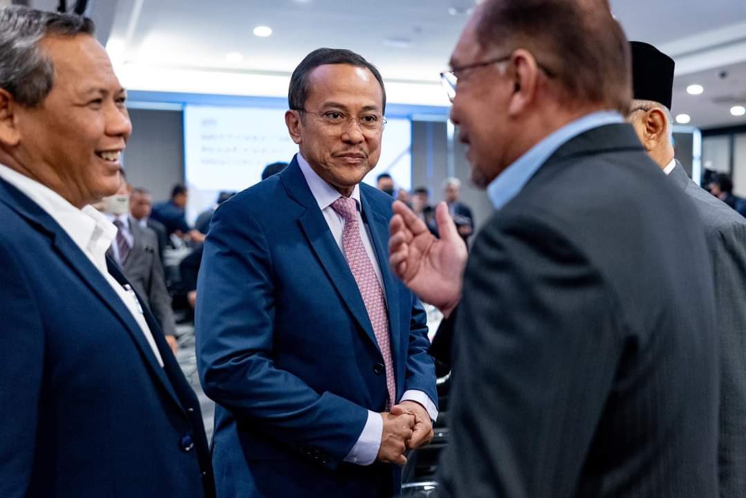 lady_bugg11's tweet photo. Pemimpin - pemimpin PAS ni depan penyokong sendiri je kutuk Anwar Ibrahim.

Tapi bila berjumpa depan - depan kemam bibir terpersona aura PMX https://t.co/VBIE0Mj9Zd