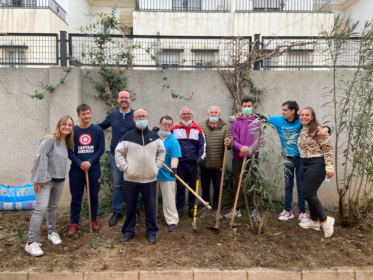 HospitalariasGr's tweet photo. En el Centro Ocupacional #Realidad2001 hemos recibido a personal de los Servicios Sociales de Churriana de la Vega @AytoChurriana para colaborar y compartir conocimiento en el proyecto del Huerto.
Contando con la Comunidad en nuestras actividades diarias #formandocomunidad https://t.co/fRdTDlnE9N