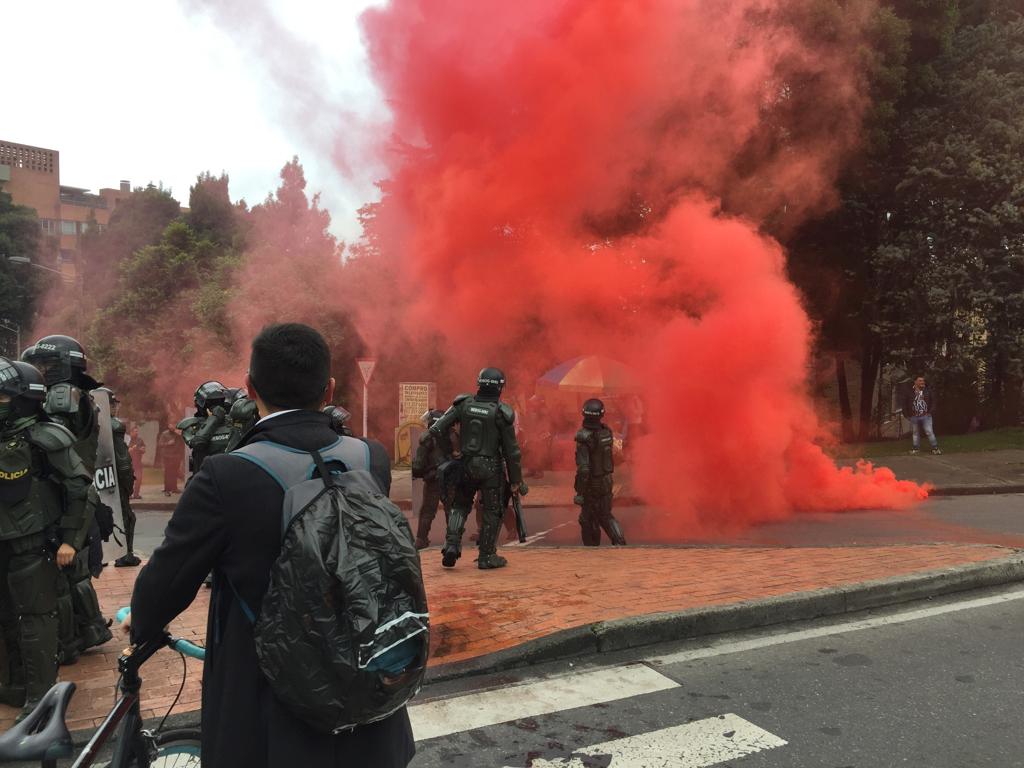 citypaperbogota's tweet photo. Mayor @ClaudiaLopez sends #ESMAD to intimidate peaceful protest on Carrera #Séptima by residents opposed to her Green Corridor #NoAlCorredorVerde impacting commerce and mobility. The anti-riot police fired tear gas into a totally legallly organized assembly. https://t.co/pPNi88j1ex