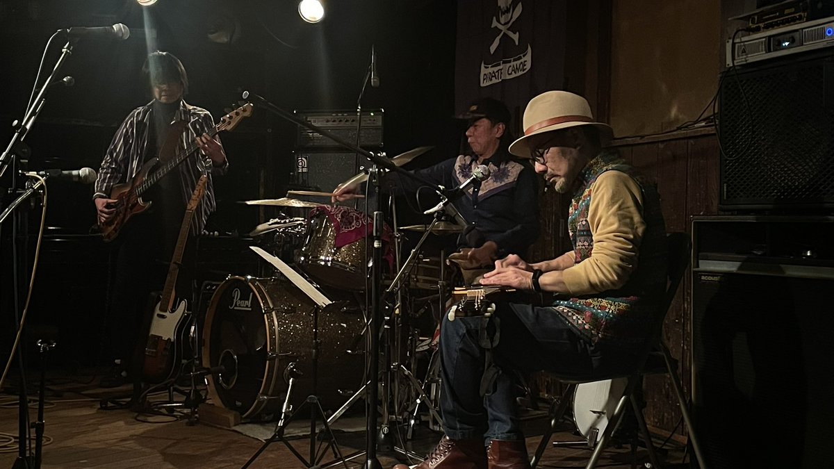 aki19541211's tweet photo. 拾得50th企画:
PiCas
(岩城一彦、吉岡孝、谷口潤)と
Bug&amp;Rhino
(中井大介&amp;河野沙羅)
の共演。
前者は驚異のテクとリズム感、世界各地からの選曲の妙。
後者はハッピ姿でも欺けない本格アメリカーナ。
終盤両者合体、
enc「Guitar Blue」を歌い上げた沙羅さん
"パイレーツ•カヌー!"
の名乗りに場内熱狂 https://t.co/XfAHLFRU6P