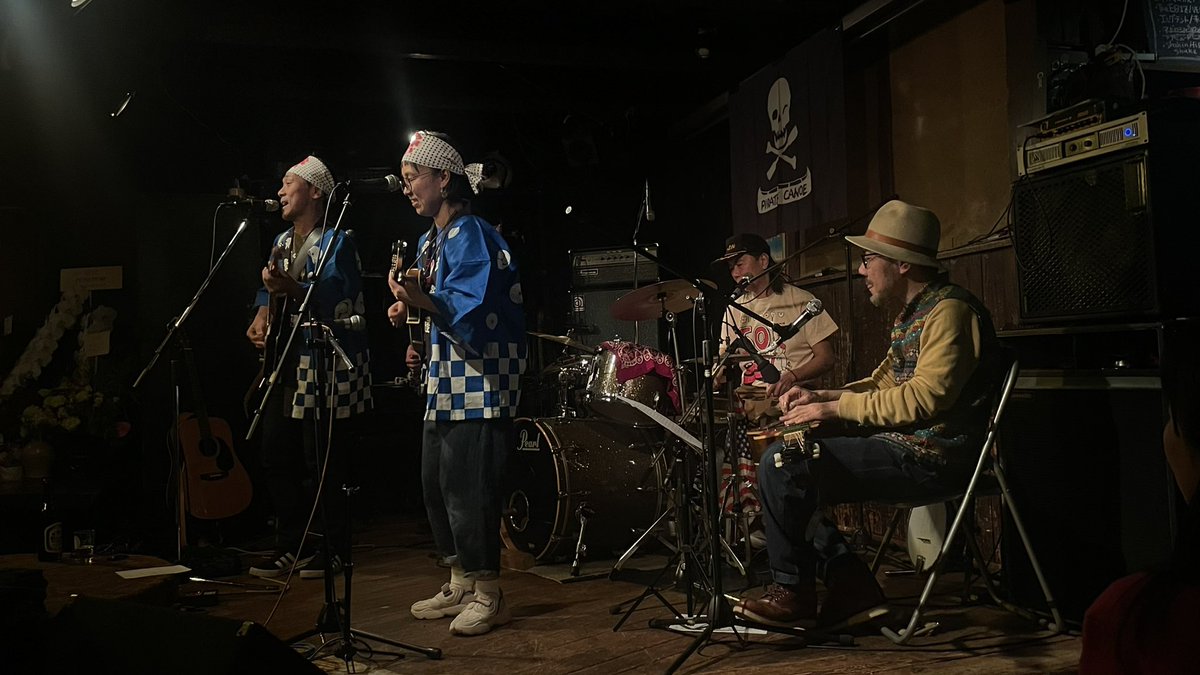 aki19541211's tweet photo. 拾得50th企画:
PiCas
(岩城一彦、吉岡孝、谷口潤)と
Bug&amp;Rhino
(中井大介&amp;河野沙羅)
の共演。
前者は驚異のテクとリズム感、世界各地からの選曲の妙。
後者はハッピ姿でも欺けない本格アメリカーナ。
終盤両者合体、
enc「Guitar Blue」を歌い上げた沙羅さん
"パイレーツ•カヌー!"
の名乗りに場内熱狂 https://t.co/XfAHLFRU6P