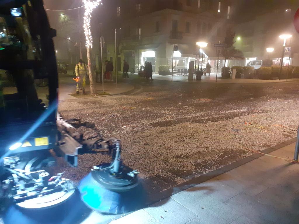 GruppoVeritas's tweet photo. #CarnevaleVenezia2023 
Buon martedì grasso mascherine! 🎭 

Gli interventi degli #OperatoriVeritas, post sfilata, al #LidodiVenezia hanno riportato la città alla normalità. https://t.co/AZ264BAhqD