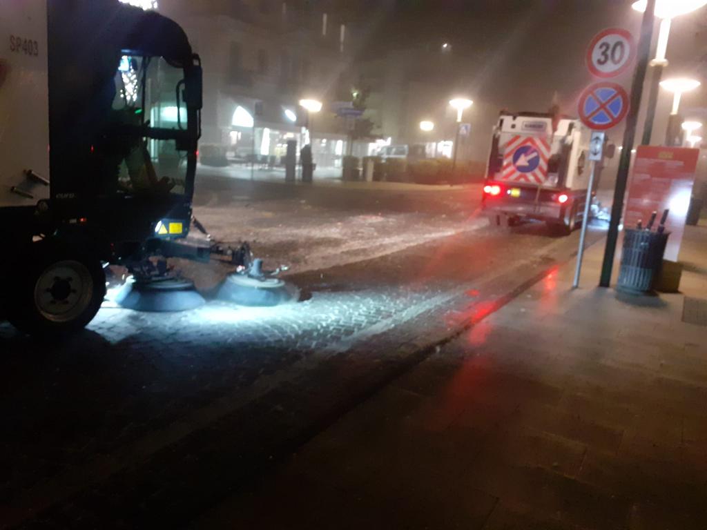 GruppoVeritas's tweet photo. #CarnevaleVenezia2023 
Buon martedì grasso mascherine! 🎭 

Gli interventi degli #OperatoriVeritas, post sfilata, al #LidodiVenezia hanno riportato la città alla normalità. https://t.co/AZ264BAhqD