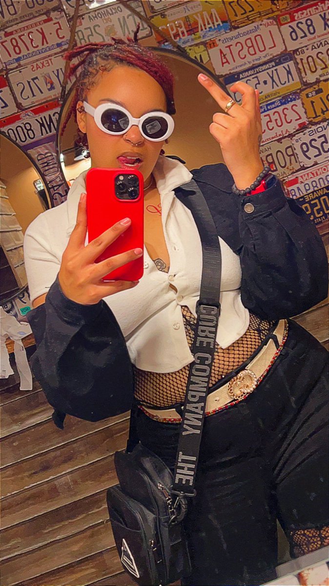 lelasingletonnn's tweet photo. yours truly but never yours, truly 🖤

#lifeupdate #MardiGras2023 #yourfavlocstylist https://t.co/31r65G8Eat