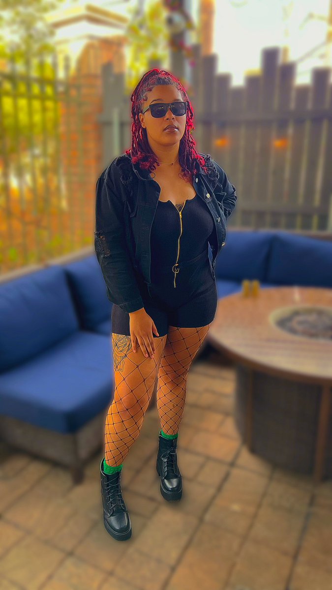 lelasingletonnn's tweet photo. yours truly but never yours, truly 🖤

#lifeupdate #MardiGras2023 #yourfavlocstylist https://t.co/31r65G8Eat