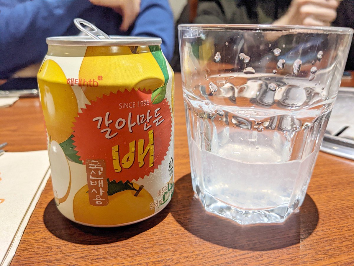 「韓国風焼肉行きましたお肉よりも梨ジュースの味が忘れらない。。。 」|ムロマキ@「100日後に咲く百合」発売中🥳のイラスト