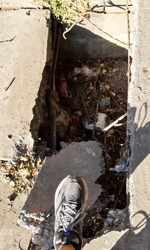 Alcantarilla y banqueta dañadas en Villahermosa y Tecuitapan Col Las Palmas en #Cuernavaca <a href="/CuernavacaGob/">Municipio Cuernavaca</a> <a href="/GerardoAbarca_/">Gerardo Abarca Peña</a> <a href="/WendiSalinasRui/">Wendi Salinas Ruiz</a> <a href="/jluriosteguis/">José Luis Urióstegui</a> <a href="/IsraelAVarq/">Israel Albavera Vázquez</a> <a href="/FerCarrillomx/">Fernando Carrillo</a> <a href="/DrHugoManzo/">Dr. Hugo Manzo</a> <a href="/SDSySPCuerna/">Desarrollo Sustentable y Servicios Públicos</a> <a href="/UniondeMorelos/">La Unión 🌐</a> <a href="/SolDeCuernavaca/">El Sol de Cuernavaca</a>