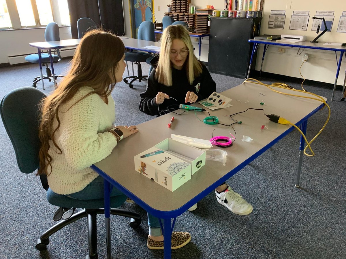 dmtcsc's tweet photo. Introduction to Teaching I students are pictured learning how to use a 3D pen to assess and develop early childhood and elementary students’ fine motor skills. #BroomeHighSchool #Broome #SpartanHigh #SpartanburgHighSchool #CareerReady #DMTCPrepares #Teaching #IntroToTeaching #3D https://t.co/vFghr4z9S5