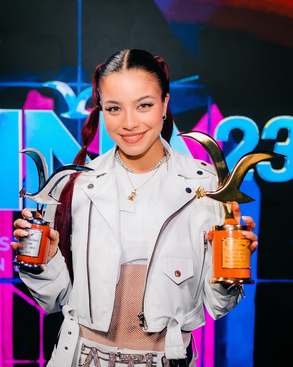 emupdate's tweet photo. 📸 Emilia con las gaviotas de Plata y Oro #VINA2023 https://t.co/yZTONenRsW