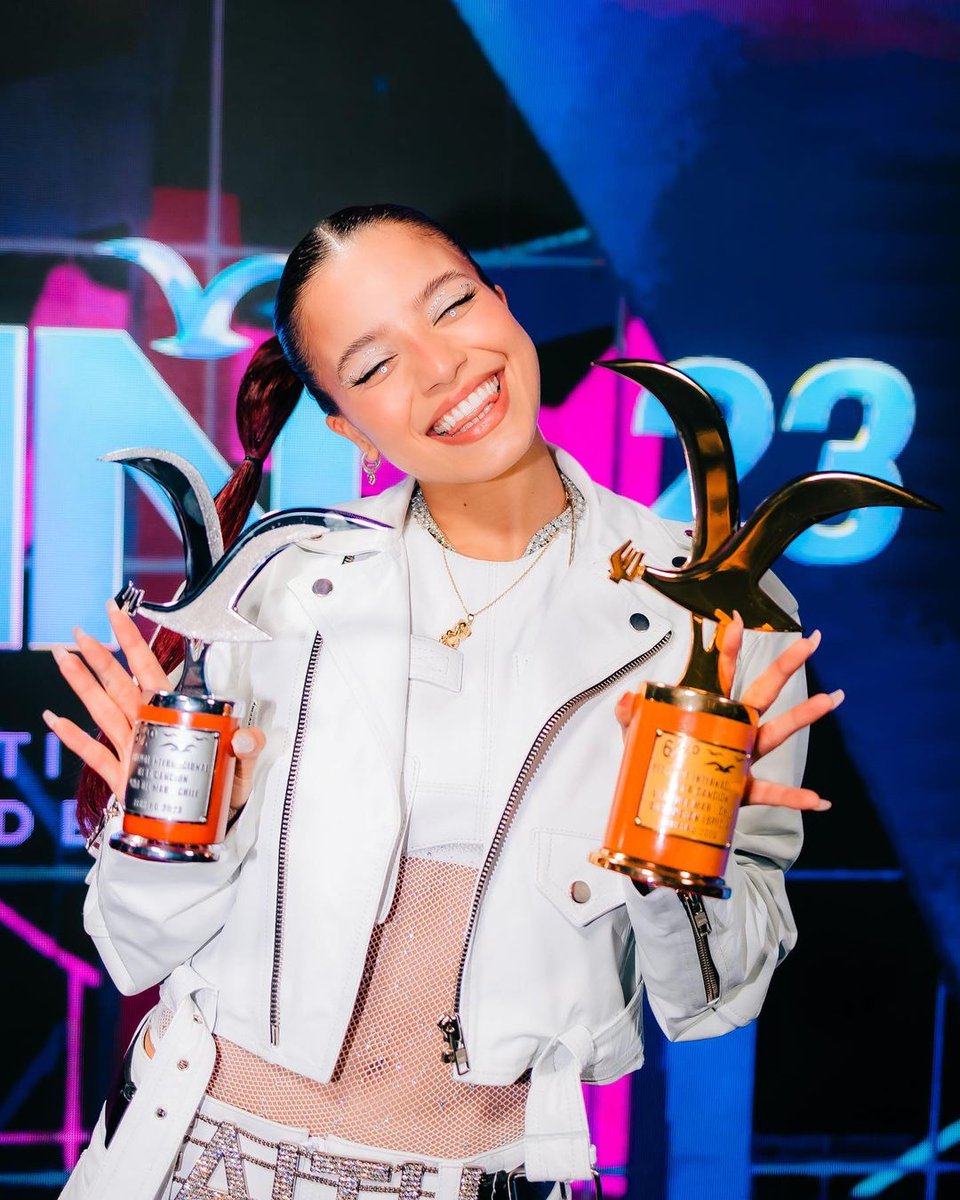 emupdate's tweet photo. 📸 Emilia con las gaviotas de Plata y Oro #VINA2023 https://t.co/yZTONenRsW