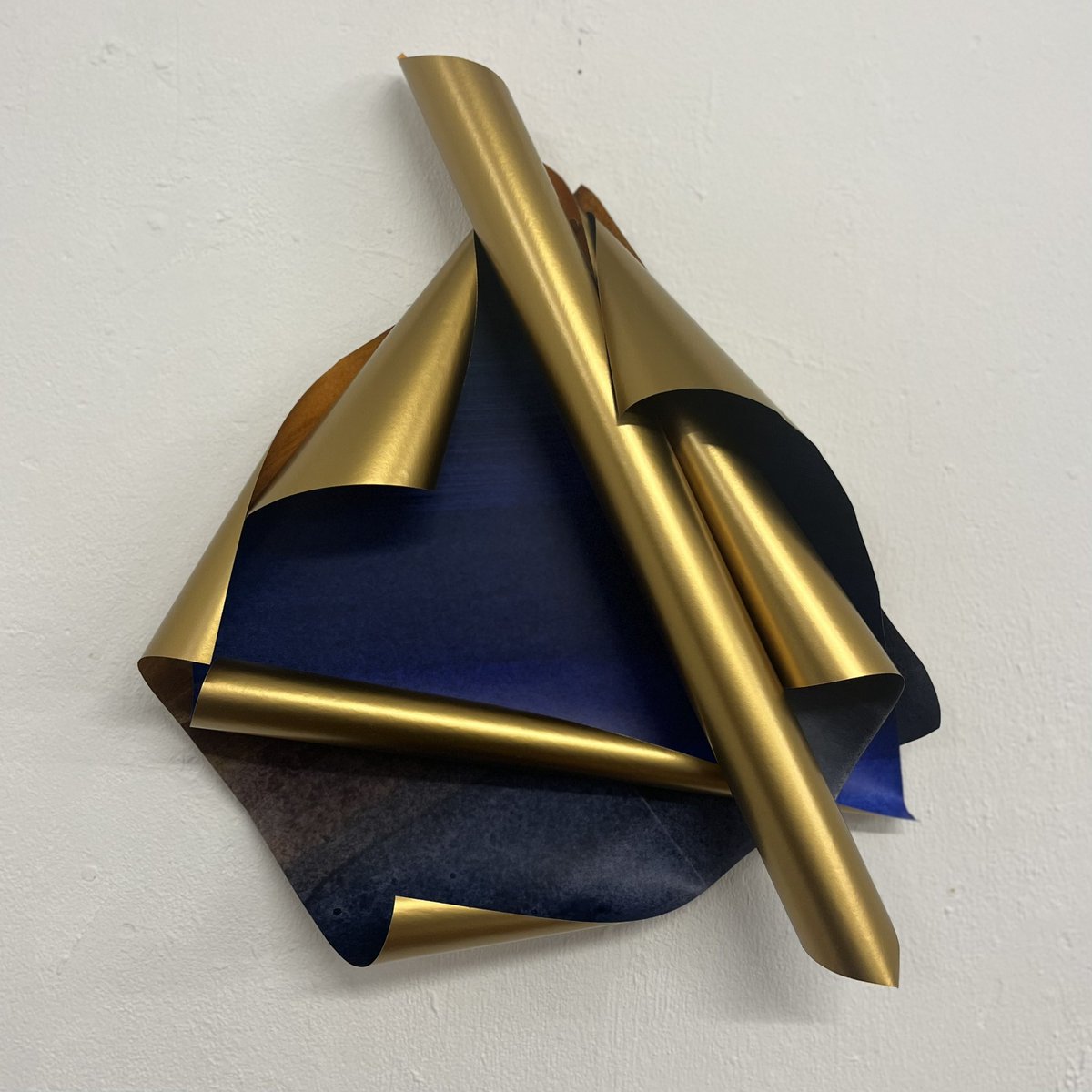 espace_L's tweet photo. Dernière semaine de l’exposition Seuils. Venez découvrir le travail de Vivianne Van Singer!
Du mardi au samedi de 11h à 18h, jusqu’au 25 février 2023 
——-
Vivianne van Singer 
Pliés/dépliés composition, 2023
3 feuilles de papier chromolux recto gold, encres couleur
38 x 39 x 4 cm https://t.co/YPDxFA9dvO