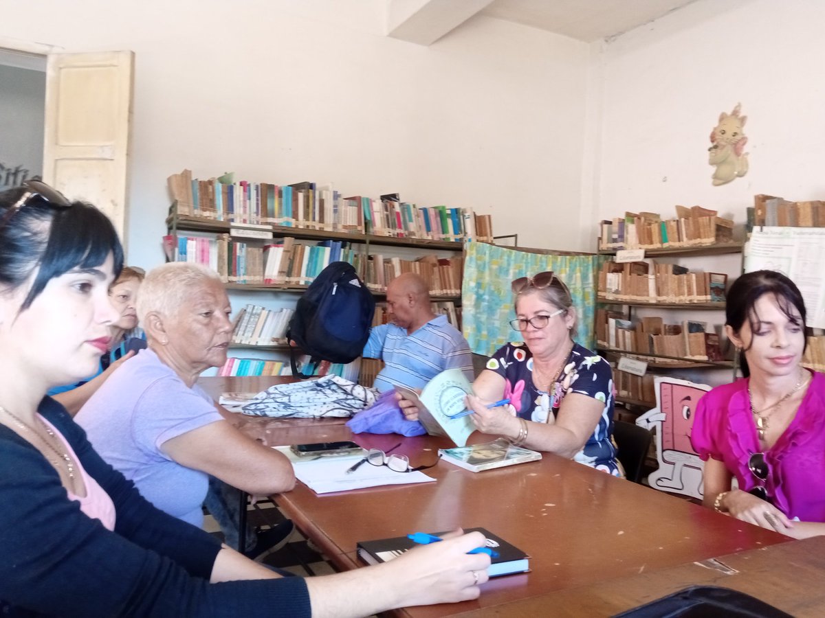 ZulaySuarezSard's tweet photo. Interesante taller #MapaVerde en la escuela Raúl Suárez con factores de la comunidad, profesores del CUM y #CITMACumanayagua https://t.co/UwYUY2tsLl