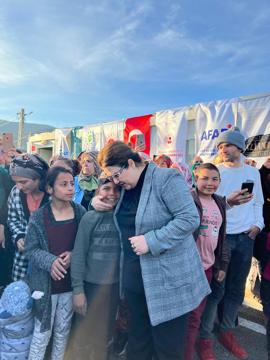 deryayanikashb's tweet photo. Cumhurbaşkanımız Sn. @RTErdogan ile birlikte Gaziantep Nurdağı’nda depremin ilk anından itibaren vatandaşlarımıza psikososyal destek hizmeti sağlayan çalışma arkadaşlarımızı ziyaret ettik.

7/24 milletimizin hizmetindeyiz.

#KırmızıYelekliler 
#BirlikteGüçlüyüz🇹🇷 
@tcailesosyal https://t.co/0AF65E9apL