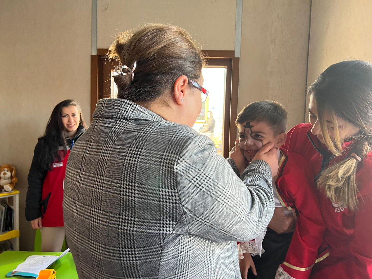 Cumhurbaşkanımız Sn. <a href="/RTErdogan/">Recep Tayyip Erdoğan</a> ile birlikte Gaziantep Nurdağı’nda depremin ilk anından itibaren vatandaşlarımıza psikososyal destek hizmeti sağlayan çalışma arkadaşlarımızı ziyaret ettik.

7/24 milletimizin hizmetindeyiz.

#KırmızıYelekliler 
#BirlikteGüçlüyüz🇹🇷 
<a href="/tcailesosyal/">T.C. Aile ve Sosyal Hizmetler Bakanlığı</a>