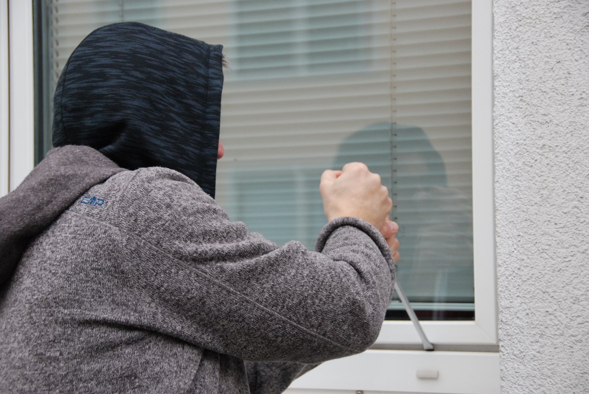 PolizeiTrier's tweet photo. ‼️#Zeugenaufruf‼️
Wer kann #Hinweise 👀zu einem vollendeten #Einbruch am 19. Februar 2023 in ein Mehrfamilienhaus in #Zewen geben?
👉https://t.co/izy4hl3OKW https://t.co/VCYtOUhjU3
