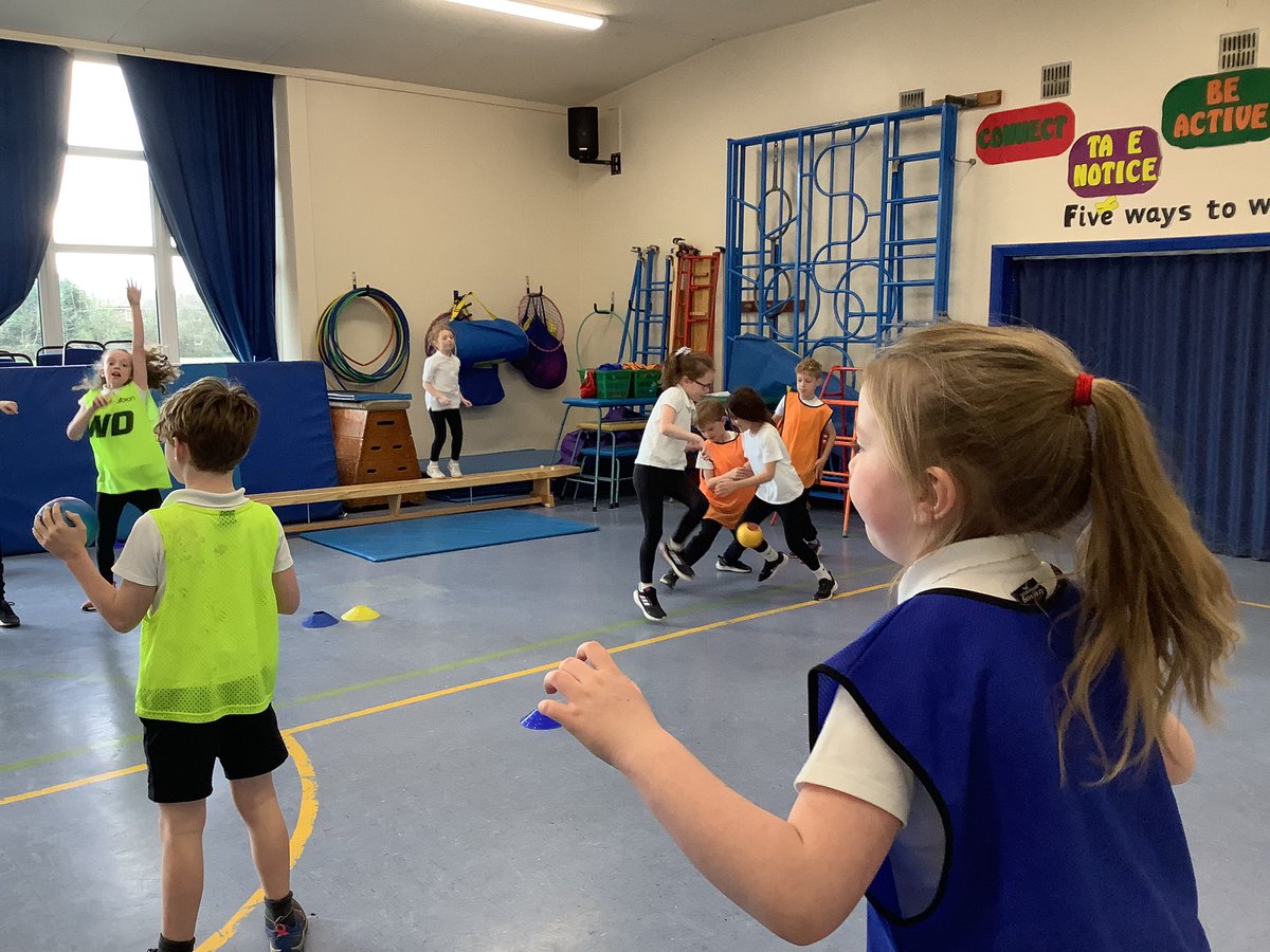 EuxtonCEPrimary's tweet photo. Super marking in our bench ball games.Y3 Mr.B https://t.co/a3cnur1Xyr