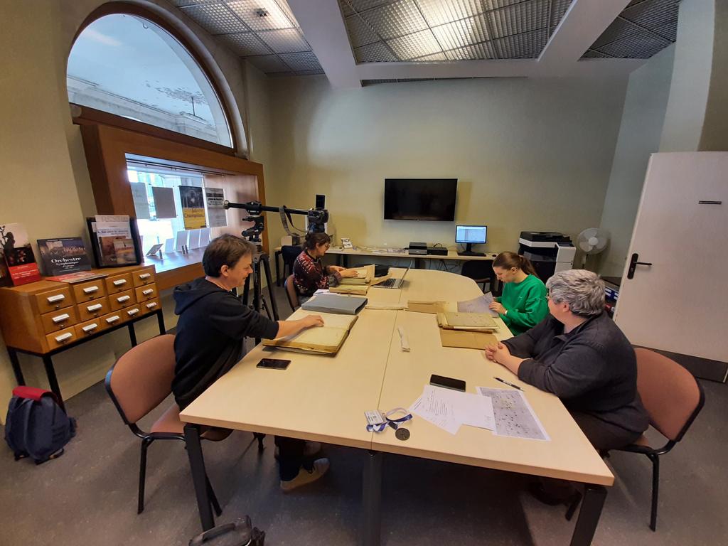 Que font nos collègues d'<a href="/ArcheoOrleans/">Service d'archéologie de la Ville d'Orléans</a> quand ils ne sont pas sur le terrain à creuser ou jouer du pinceau ? Ils investissent notre salle de lecture pour fouiller nos dossiers... en voilà une bonne idée ! 🧐