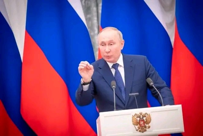 life_Info__'s tweet photo. 🔴🇷🇺Discours de #Vladimir_poutine : «Regardez ce qu'ils font en Occident. La pédophilie devient la norme, les prêtres approuvent les mariages homosexuels. La famille est l'union d'un homme et d'une femme». #Putin #Russia #Jremlin https://t.co/xoFuxblZKO