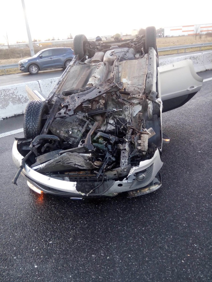 Wtorek godz. 15. Wypadek na zjeździe z autostrady w Bochni. Ford focus, którym podróżowały dwie osoby najechał na betonowy separator. W efekcie samochód dachował. Jedna osoba trafiła do szpitala.
