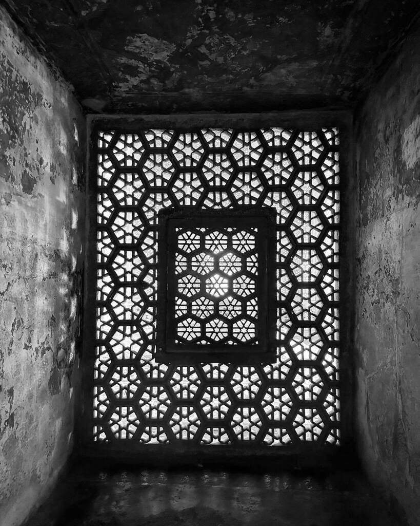 writeramesh's tweet photo. #patterns from a bygone era, with #light filtering through. #shotoniphone #bw #photography #blackandwhite https://t.co/iOusoJcyZp https://t.co/BUEe015aif