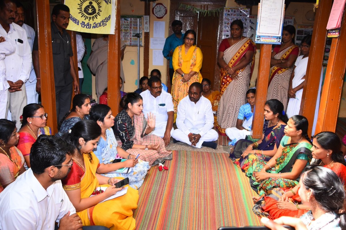 SmitaSabharwal's tweet photo. The high-point of my day !
Hearing young, rural, to-be moms talking with ease on their improved HB count ( haemoglobin). 
 #maternalhealth #Telangana https://t.co/hYThc2FuaO