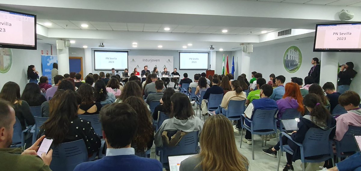 ESN_UPO's tweet image. Queremos agradecer al @inturjoven Sevilla la acogida y la predisposición para hacer un evento más accesible y cómodo, así como a @corrales_cm y @ChemaValencina del @IAJuventud por el apoyo y la ayuda que siempre nos han facilitado para que el evento saliera de 10 👏🏼👏🏼👏🏼