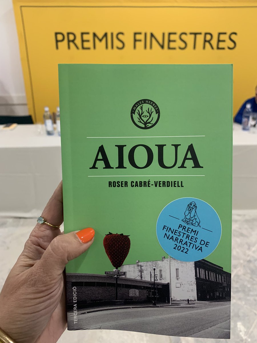 Fa un any la presentava, convençuda que era una inconsciència publicar-la. A qui li pot agradar això. Avui en premien la seva audàcia. I jo faig explotar fort aquest meu univers fet de paraulasses i paraulíssimes. Gràcies, <a href="/Ll_Finestres/">Llibreria Finestres</a> i jurat. I amor, sempre, a <a href="/LesMalesHerbes/">Editorial Males Herbes</a>.