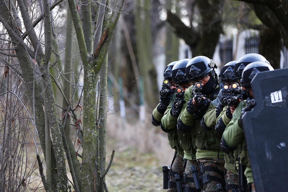 ashishsphotos's tweet image. Formation!

#commandos #kashmir #CRPF