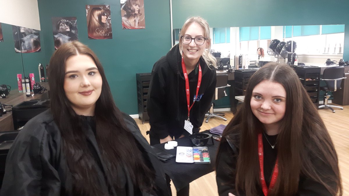 Our Y11s had a visit from   @scarborough_TEC Media Makeup department. Along with demonstrations, students were given an outline of college life and what the course at Scarborough TEC entails. 
#proudtobepindar #thrivewithhope #careers #hairandbeauty