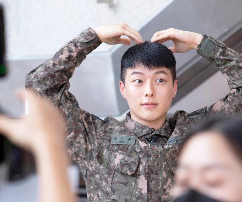 kdrama_menfess's tweet photo. •kdm• It's already February 22 in SK. Happy discharge day, Actor Jang Kiyong!😍

janda wamilnya kiyong mana suaranya sori jilleooo 🙌🙌 https://t.co/8x4o8Gi4zV