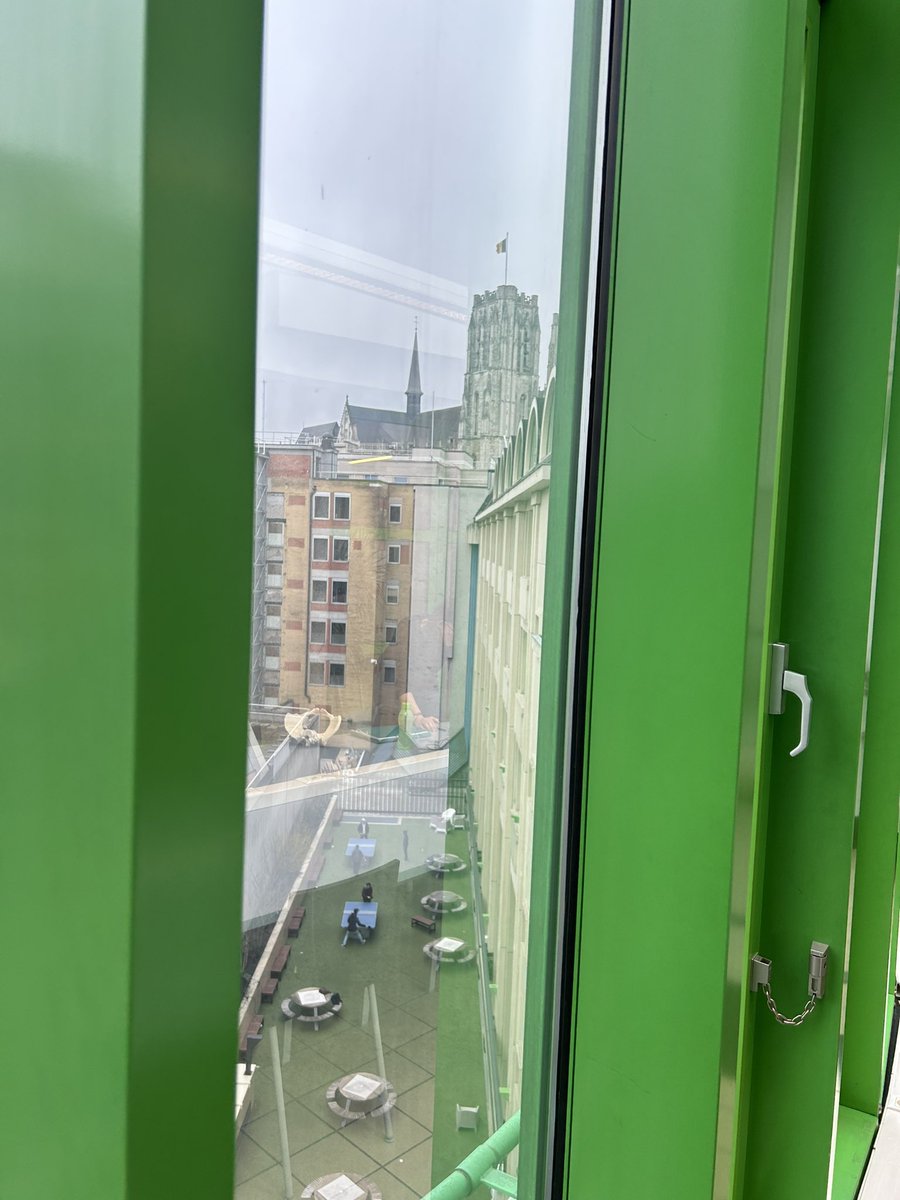 roeldeseyn's tweet photo. Classroom with a view. @fiscalehogeschool https://t.co/nyeoR9ycee