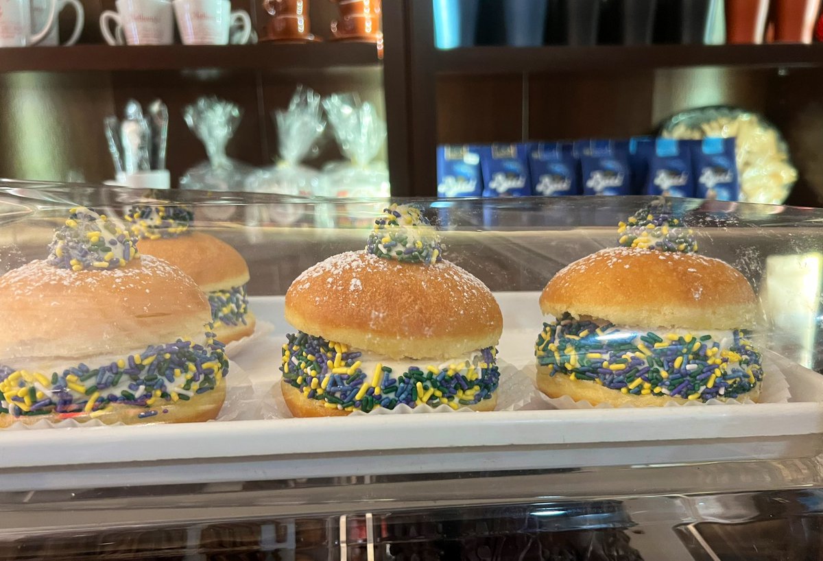 AGirlInPhilly's tweet image. Italians celebrate #MardiGras too 😉😁 #bombolone