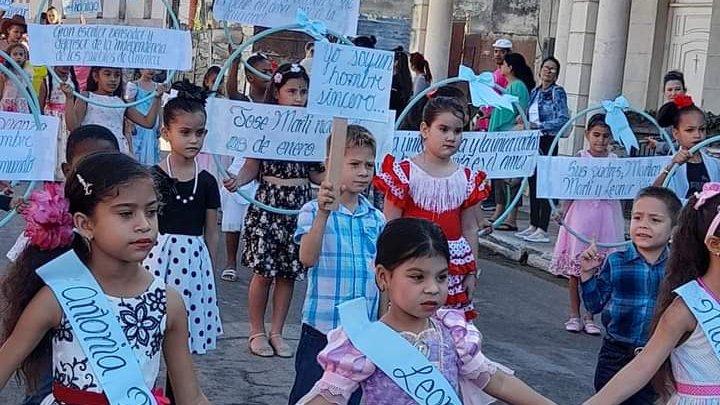 #EducadoresFloridanos
"Por nuestros niños y jóvenes #MejorEsPosible.
<a href="/CubaMined/">MINED</a> <a href="/CamagueyDPE/">DPE Camagüey</a>  #EducadoresCamagueyanos