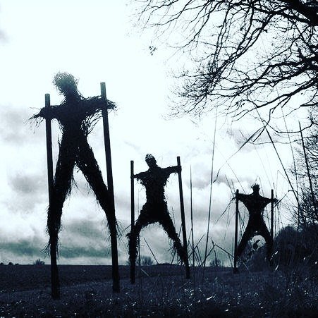 في أوروبا أثناء العصور الوسطى كانوا يستخدمون الأطفال لإخافة الطيور في المحاصيل وبعد طاعون الموت الأسود ونقص عدد الأطفال تم استبدالهم بالفزاعات.