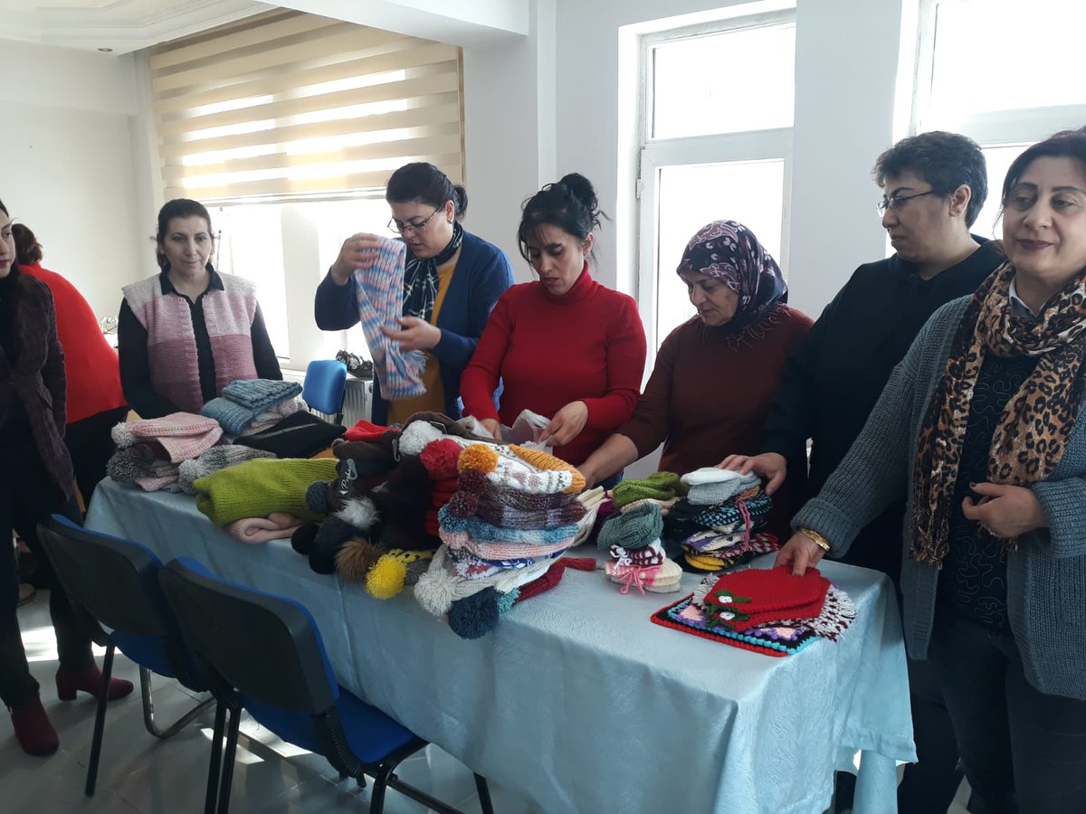 AdemBalc12's tweet photo. Susuz Halk Egitimi Merkezi tarafından Deprem Bölgesi için kışlık atkı,bere ve çorap gibi yardım malzemeleri depremzede kardeslerimize gönderildi.
@tcmeb  @onuryilmazer_ @karsmem @aagabeyoglu @BlentZengi1 @AtifZerman https://t.co/e4ehWw0voc