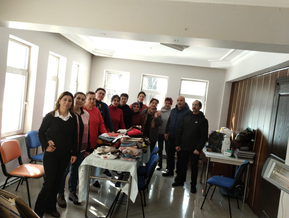 AdemBalc12's tweet photo. Susuz Halk Egitimi Merkezi tarafından Deprem Bölgesi için kışlık atkı,bere ve çorap gibi yardım malzemeleri depremzede kardeslerimize gönderildi.
@tcmeb  @onuryilmazer_ @karsmem @aagabeyoglu @BlentZengi1 @AtifZerman https://t.co/e4ehWw0voc