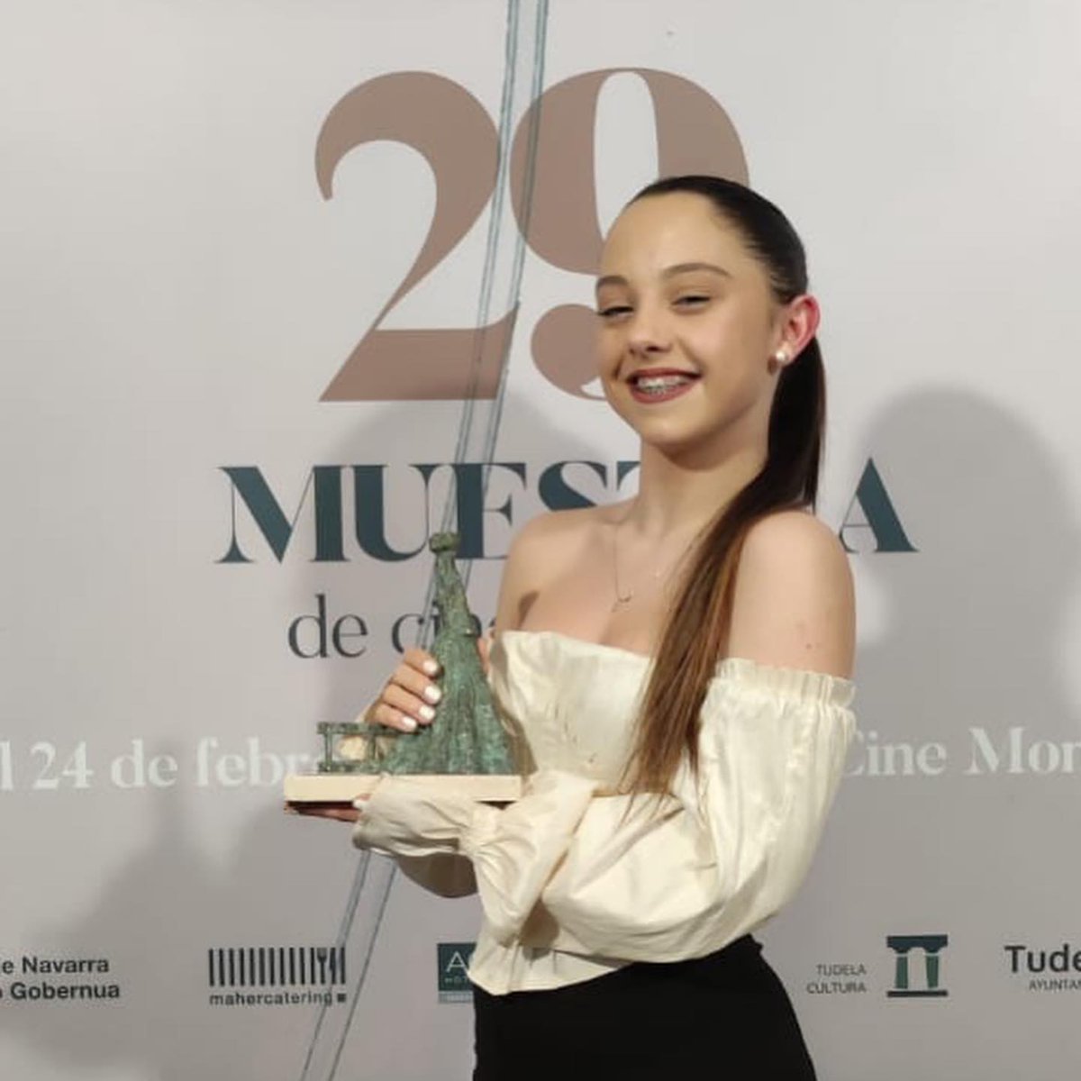 RuthFrancoManag's tweet photo. La actriz #CarlaQuilez protagonista de #LaMaternal acompañada por su directora #PilarPalomero recibió ayer el #premiocastildetierra en la primera jornada de la 29ª Muestra del Cine Español de Tudela 💫 ¡Enhorabuena Carla! 👏
#PREMIO #actriz #castildetierra https://t.co/ZfWHA8UAf5