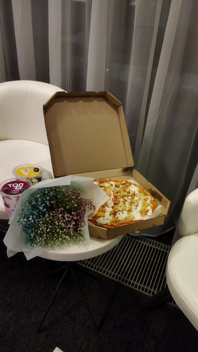 An_na_LAV_'s tweet photo. Пицца с ананасами - божественный вкус 🍕🤤 https://t.co/i8YkfVpnFz