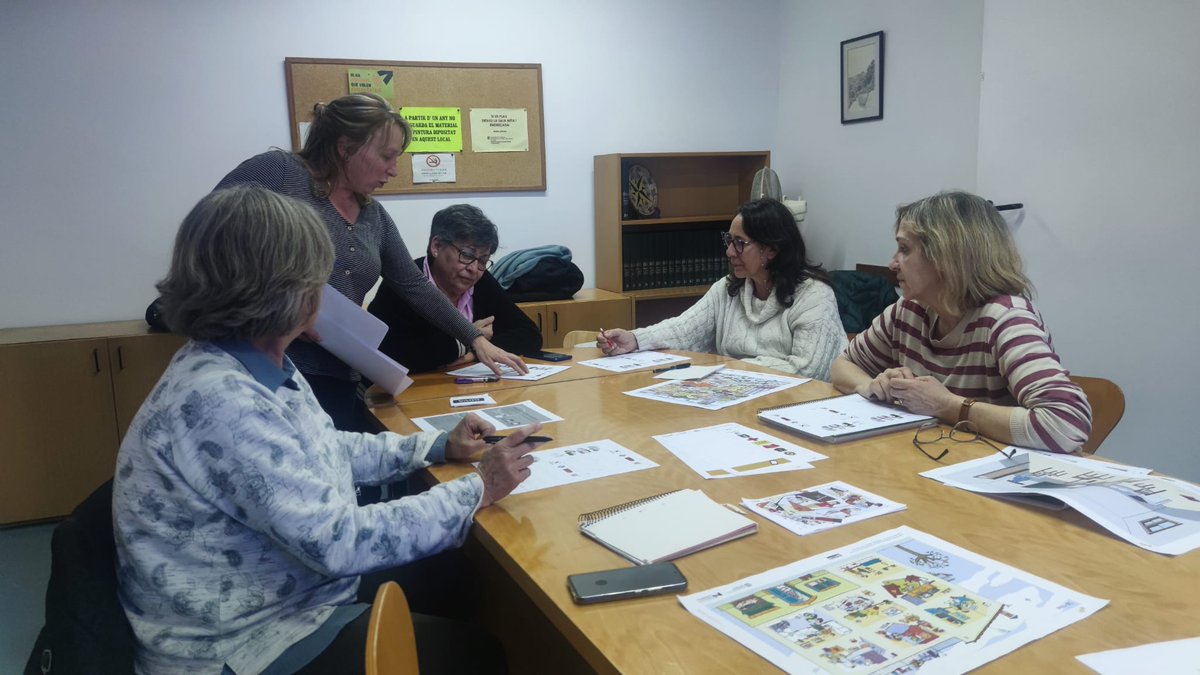 Ahir vam realitzar la segona sessió formativa per a acompanyants dins del projecte Vincles, amb <a href="/omnium/">Òmnium Cultural</a> i <a href="/UOCuniversitat/">UOCuniversitat</a> 
Seguim treballant per espais inclusius!💪🏽

#educacio #aprenemcatalà