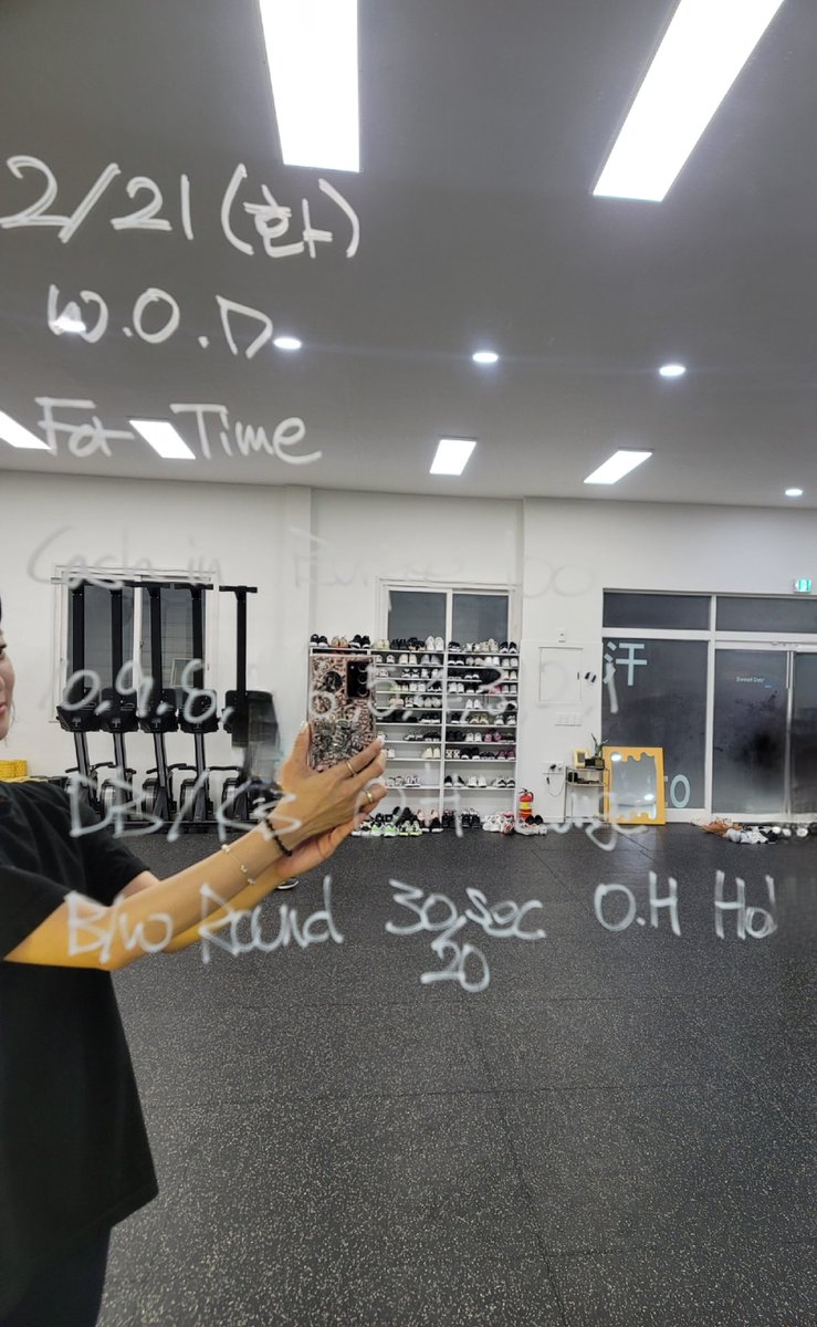 Leeji186's tweet photo. 630
20 sold out.

Cash in Burpee 100
DB/KB O.H Lunge (10 ... 1)
B/w Round 30sec Hold

#크로스핏 #crossfit #와드 #sweatday
#오운완 with @hello_everycup #teamBB https://t.co/w4KamnhLp2