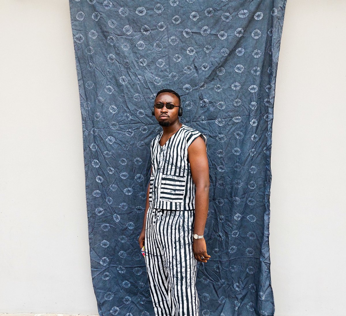 We can have the stripes print ready for you in fabric or outfit.
5yards Cotton: #15000
Guinea Brocade: #16000
Silk: #37000
Chiffon -#29500
Outfit -#30000

#ekiexhibits #embracetheadirelife #adire #adirefashion #adirestyles #adireafricantextiles #fashion #fashionstyle