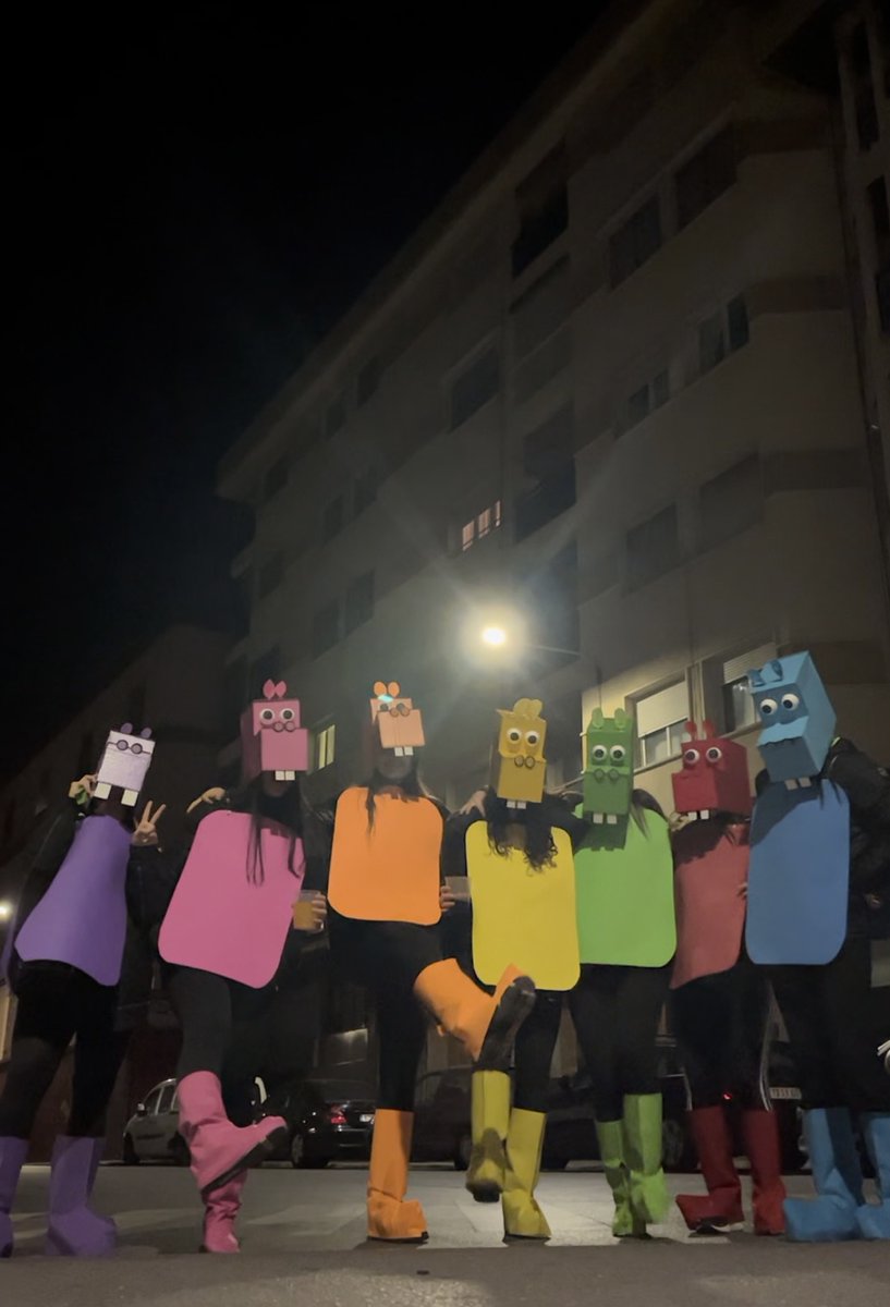 Me encanta nuestro disfraz 💙💗💚💛🧡❤️💜