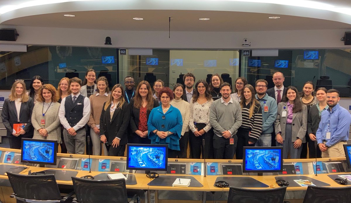 EESC_President's tweet photo. Glad to welcome our spring #EUtrainees on their first week at the @EU_EESC.
I received many interesting questions and witnessed a lot of interest into our work.
I hope this traineeship will open new opportunities for you. Good luck! 🍀🧲 https://t.co/JNR1Ub4m73