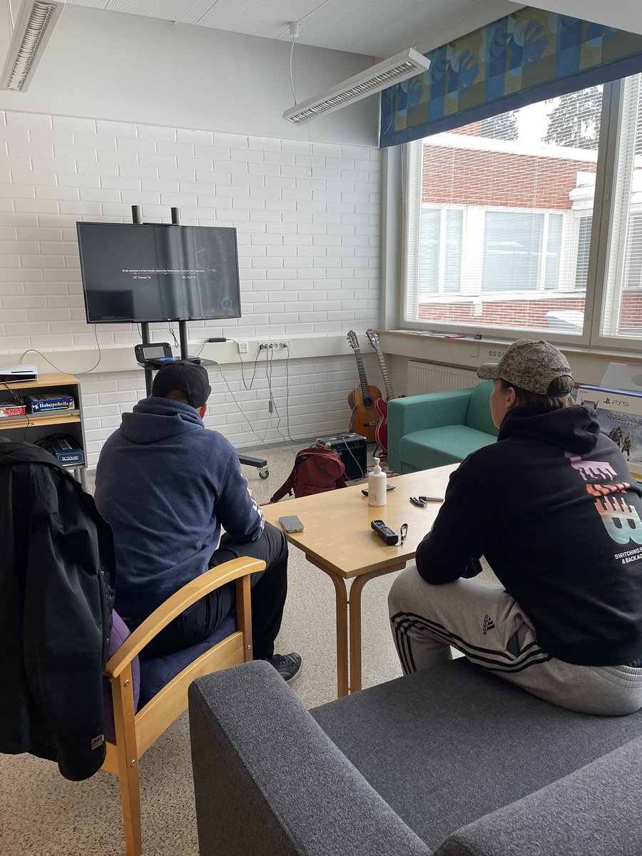 #voimala-hanke ja <a href="/tuominen_riikka/">Riikka Tuominen</a> mahdollistivat PS5 hankinnan Valkeakoskelle, kiitos! 🥳 40 sekuntia asennuksesta ja ensimmäiset pelaajat mestoilla 😂 #hamkuas #hamk #PlayStation5