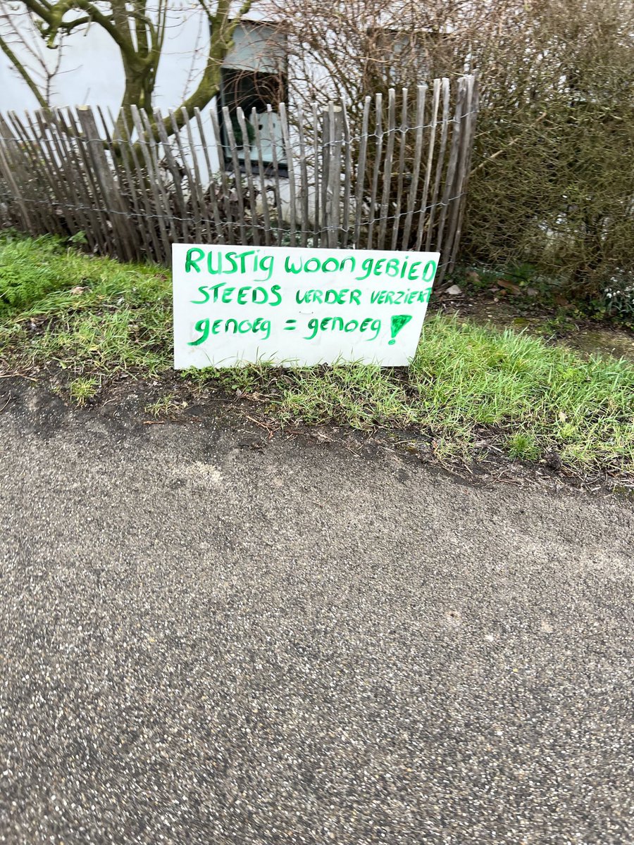 henkdevree's tweet photo. Bewoners in Dordrecht zijn niet blij met de komst van het AZC en ook niet met de schandalige manier waarop de gemeente zonder overleg haar gang gaat. #PS2023 #stemzeweg #StemPVV https://t.co/9tutqbkxcz